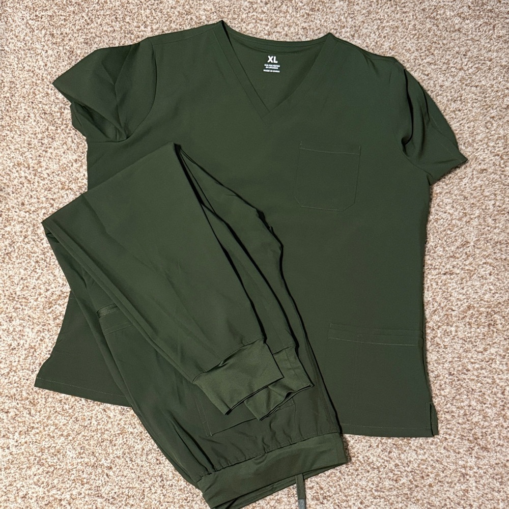 Cozy fit scrub set from Amazon. 
Great condition.